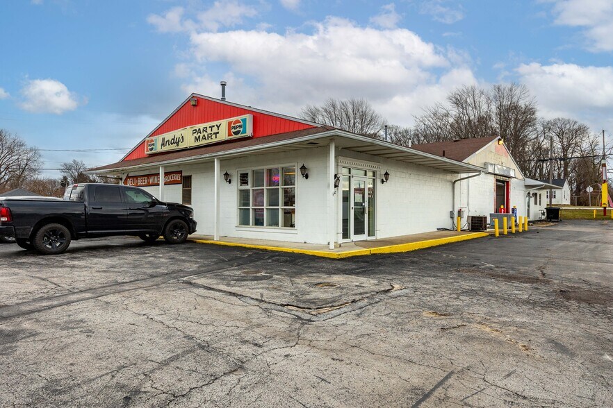 More Photos Of 2048 E Sand Rd, Port Clinton Freestanding For Sale