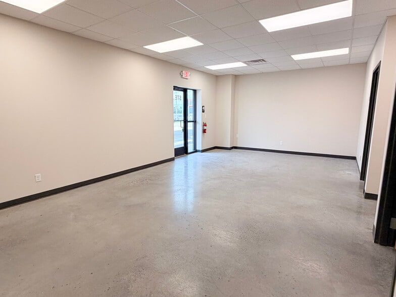 More Photos Of 4173 N 20th St, Ozark Warehouse For Lease