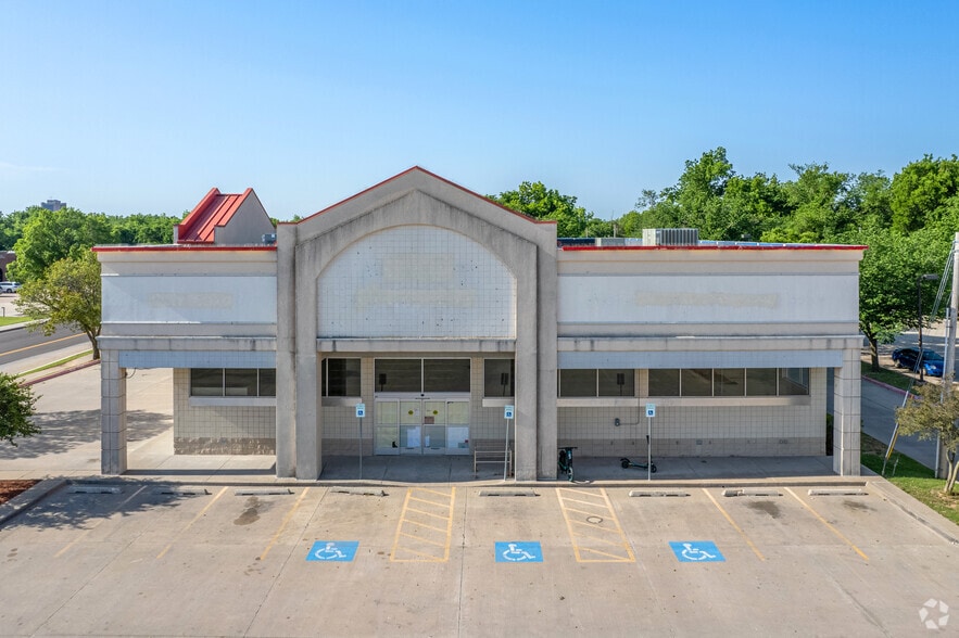 More Photos Of 700 W Main St, Norman Drugstore For Sale