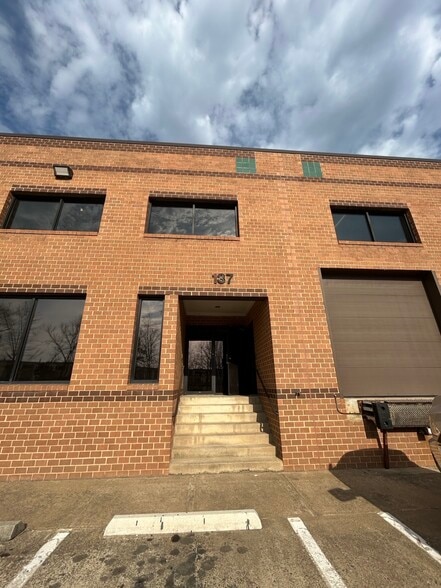 More Photos Of 22900 Shaw Rd, Sterling Flex For Lease