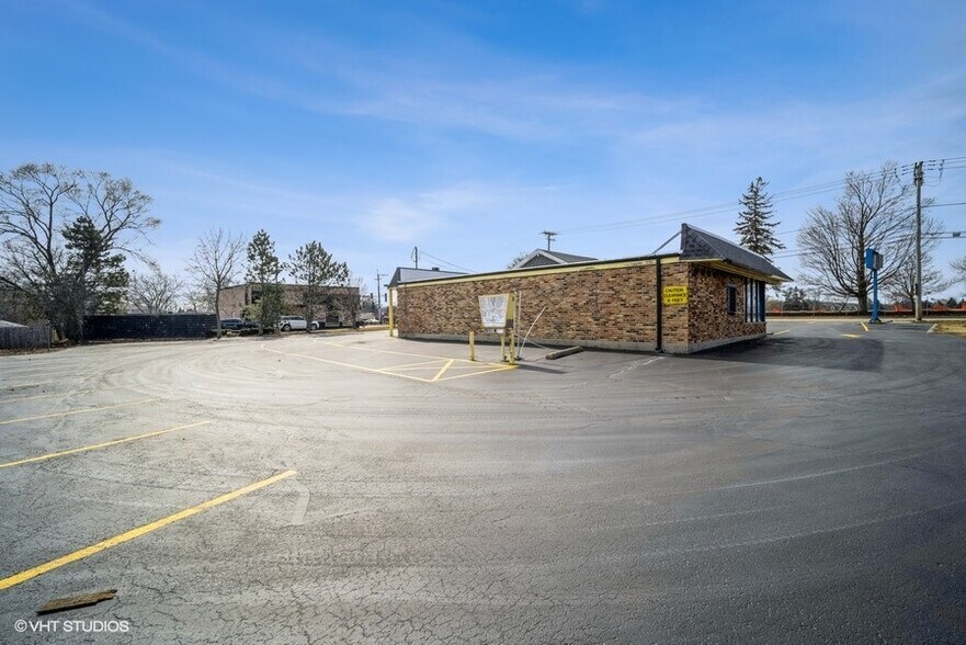 More Photos Of 1124 N Milwaukee Ave, Libertyville General Retail For Lease
