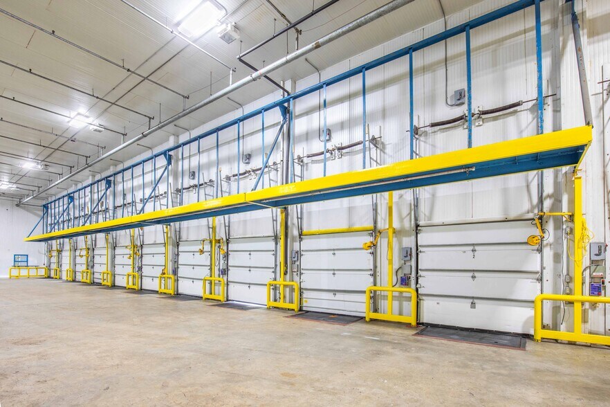 More Photos Of 6100-6284 McIntosh Rd, Sarasota Refrigeration Cold Storage For Lease
