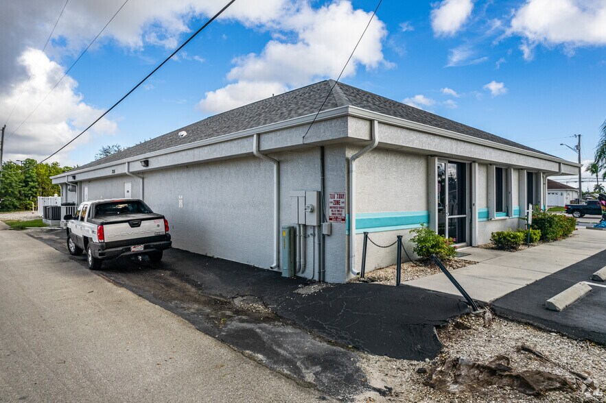 More Photos Of 715 Cape Coral Pky, Cape Coral Veterinarian Kennel For Sale