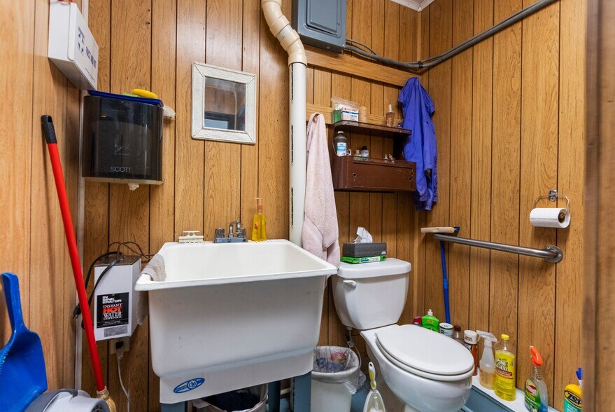 More Photos Of 1340 Howell Ave, Brooksville Office For Sale