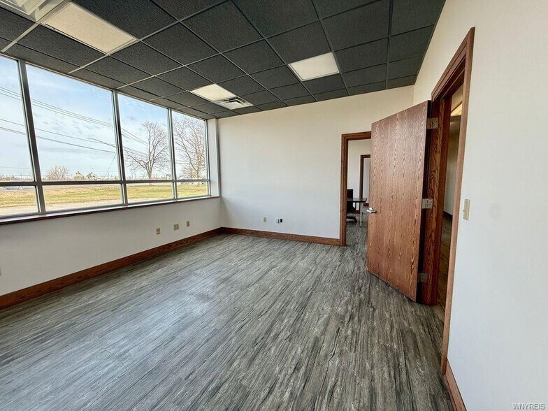 More Photos Of 8555 Packard Rd, Niagara Falls Warehouse For Lease