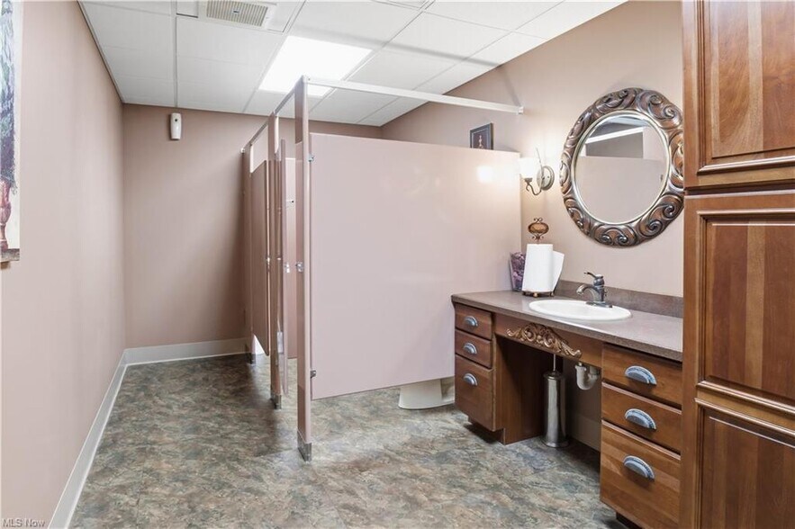 More Photos Of 319 Howard Dr, Sandusky Office For Sale