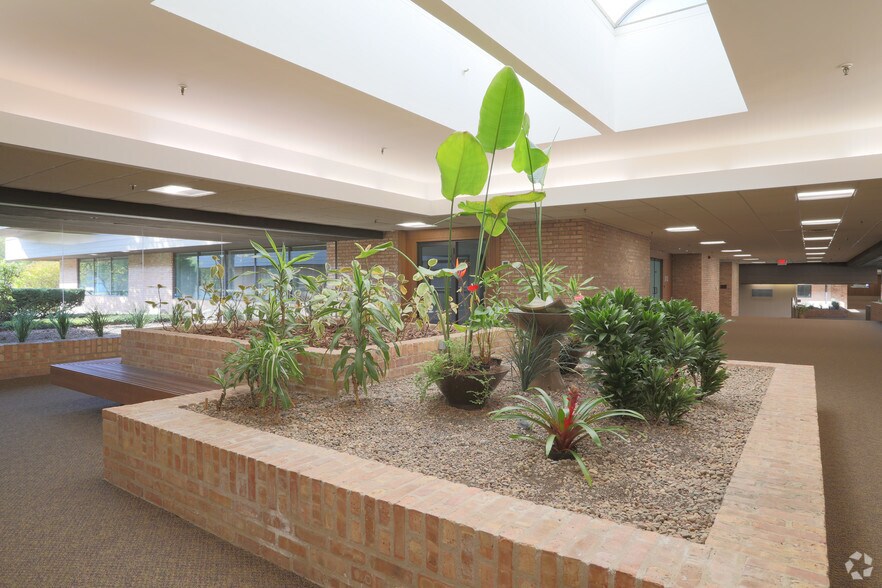 More Photos Of 1204-1332 W Northwest Hwy, Palatine Office For Lease