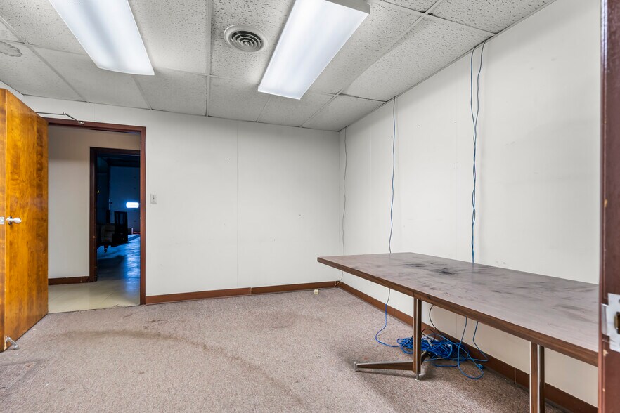 More Photos Of 3050 6th St SW, Cedar Rapids Warehouse For Lease