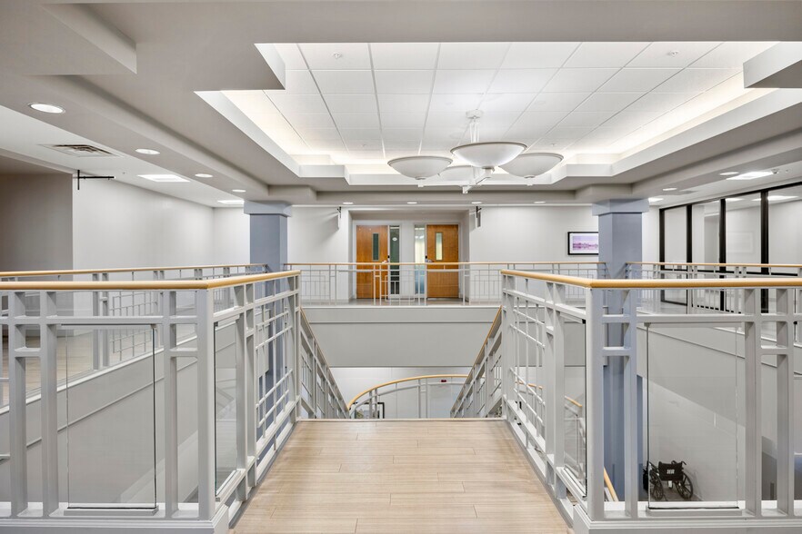 More Photos Of 711-713 Troy Schenectady Rd, Latham Medical For Lease