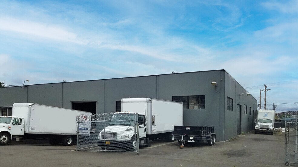 More Photos Of 2505 SE Stubb St, Milwaukie Warehouse For Lease