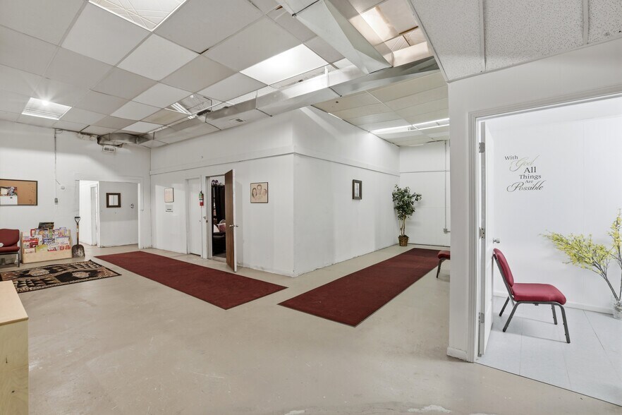 More Photos Of 1505 W 63rd St, Chicago General Retail For Lease