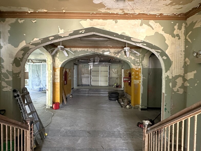 More Photos Of 921 W State St, Rockford Schools For Sale