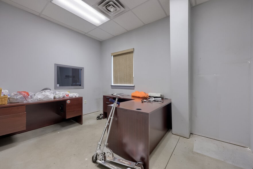 More Photos Of 608 Fairview Rd, Manheim Specialty For Lease