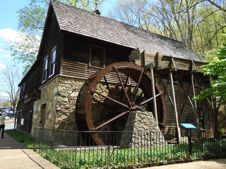 More Photos Of 683 Thomas Jefferson Pky, Charlottesville General Retail For Sale