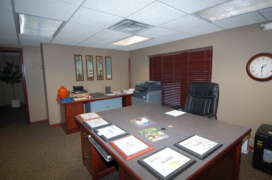 More Photos Of 102 E Main St, Washington Office For Sale