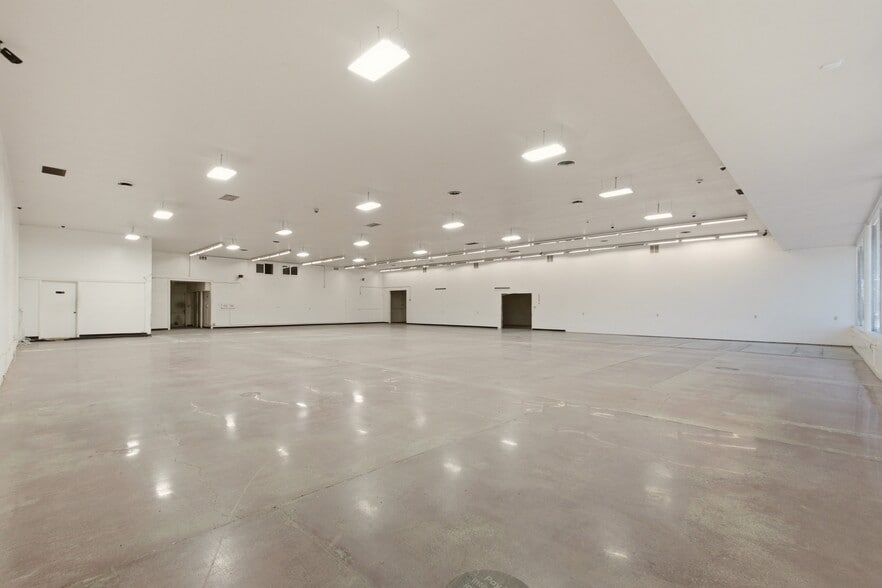 More Photos Of 1319-1323 W Texas St, Fairfield Freestanding For Sale