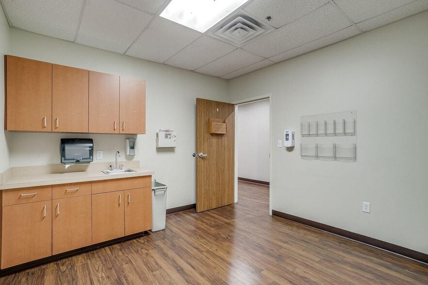 More Photos Of 1200 Crawford Ave, Granbury Medical For Lease