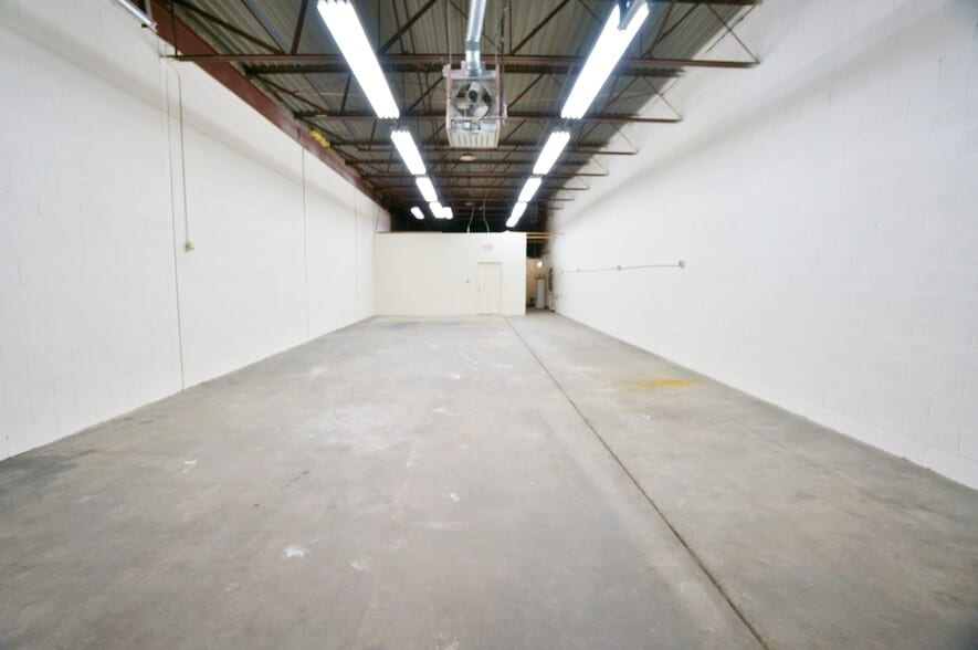 More Photos Of 7207 Lockport Pl, Lorton Warehouse For Lease