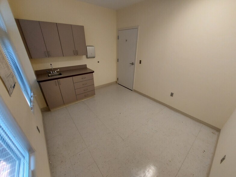 More Photos Of 5015 Southpark Dr, Durham Medical For Lease
