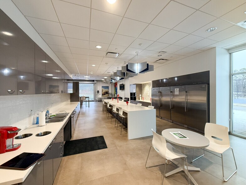 More Photos Of 109 Kenworthy Ave, Lowell Office For Sale