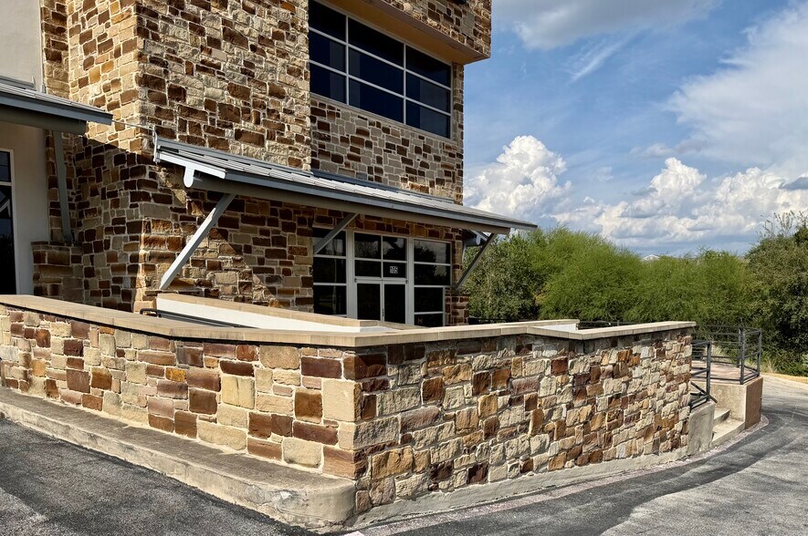 More Photos Of 523 Med Ct, San Antonio Freestanding For Lease
