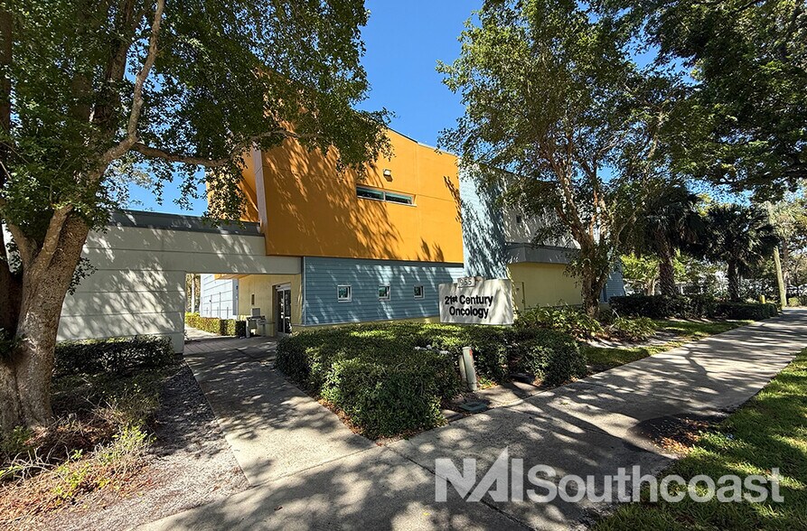 Primary Photo Of 955 10th Ave N, Naples Medical For Lease