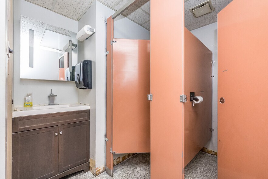 More Photos Of 4700 W 137th St, Crestwood Warehouse For Lease