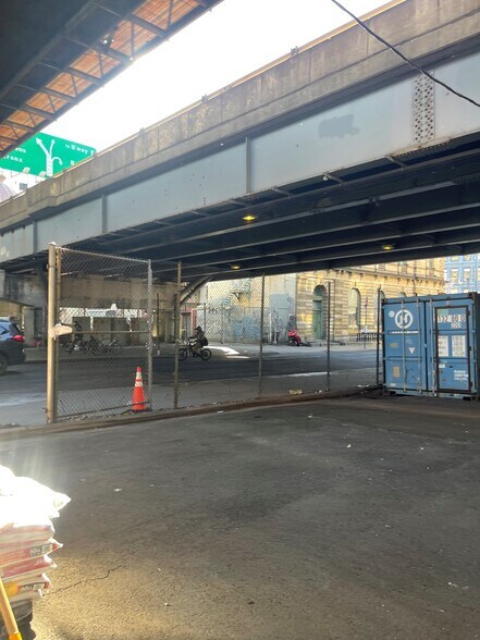 More Photos Of 353 Berry St, Brooklyn Land For Lease