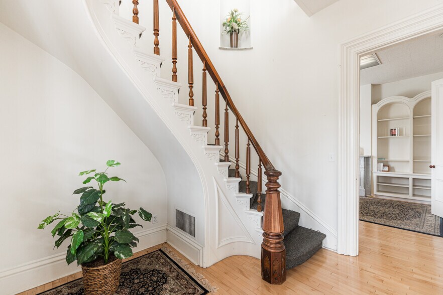 More Photos Of 223 E State St, Geneva Office For Sale