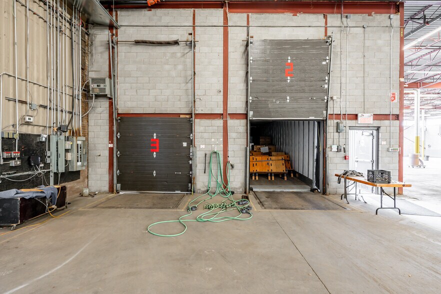 More Photos Of 3195 Ch Bedford, Montréal Manufacturing For Lease