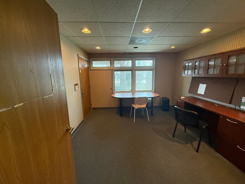 More Photos Of 400 N Main St, Centerville Office For Lease