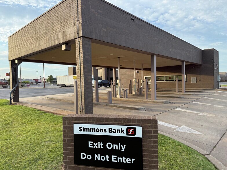 More Photos Of 7250 NW Expressway St, Oklahoma City Bank For Lease