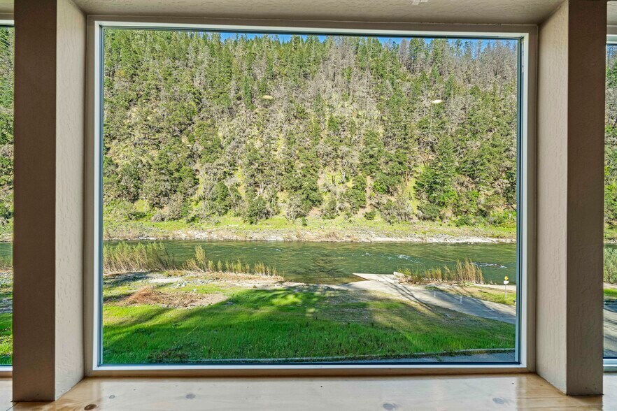 More Photos Of 11744 Galice Rd, Merlin Hotel For Sale