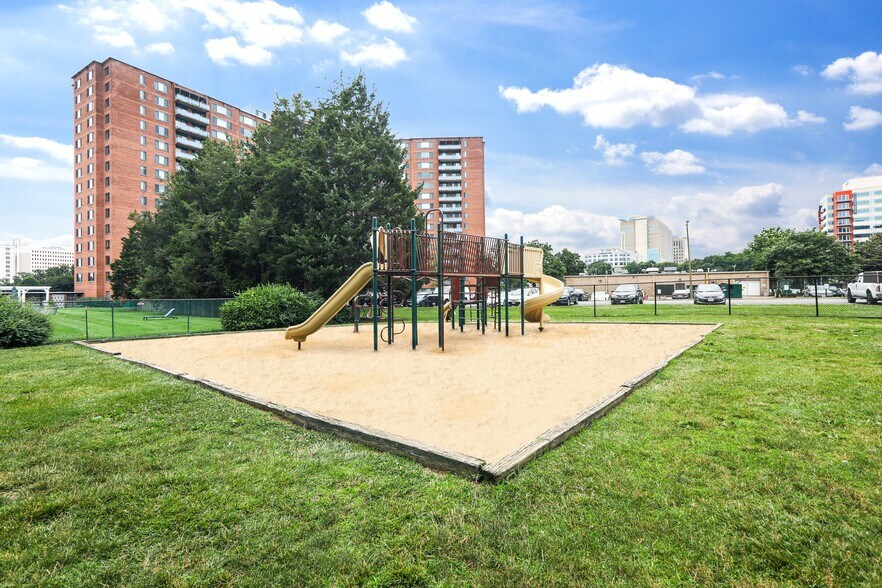 More Photos Of 5055 Seminary Rd, Alexandria Apartments For Lease