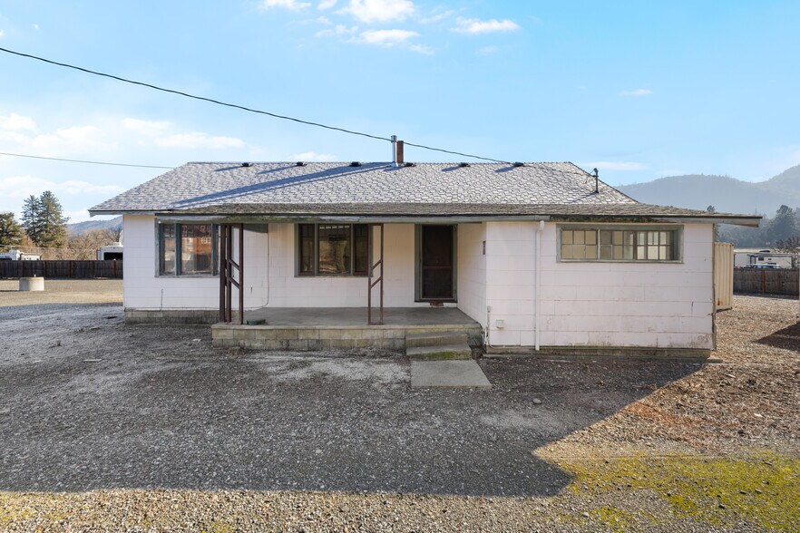 More Photos Of 175 Rogue River Hwy, Gold Hill Office For Sale