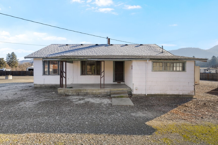 More Photos Of 175 Rogue River Hwy, Gold Hill Office For Sale