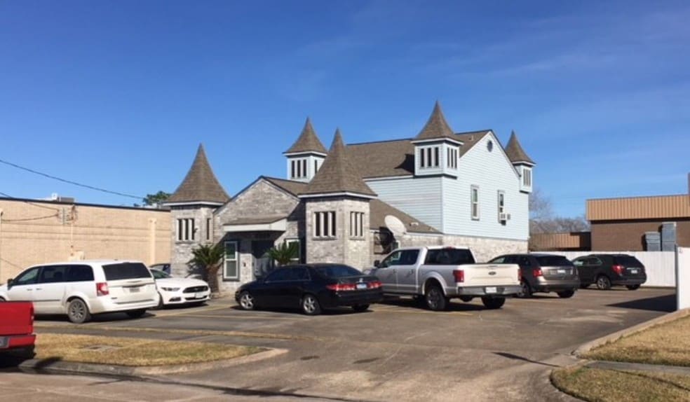 More Photos Of 2409 Maxwell Ln, Deer Park Office For Lease