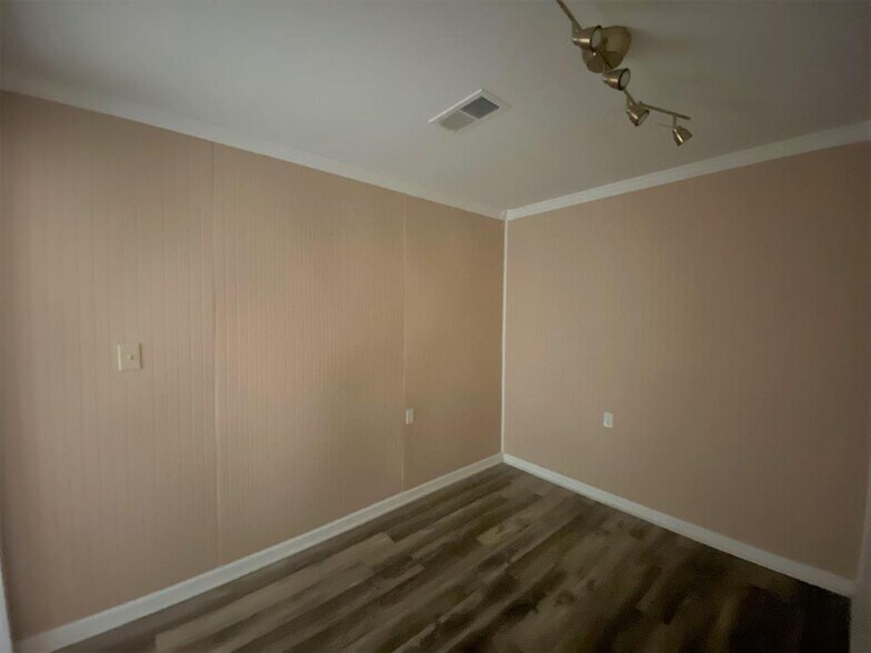 More Photos Of 131 Lakeview Church Rd, Cochran Freestanding For Lease