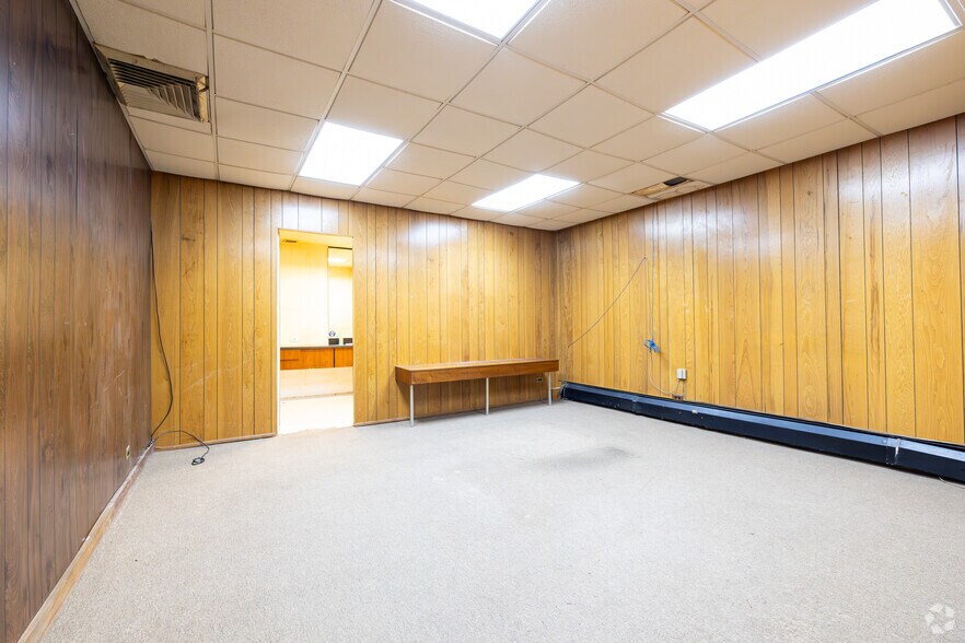 More Photos Of 3243 49th St, Astoria Freestanding For Lease