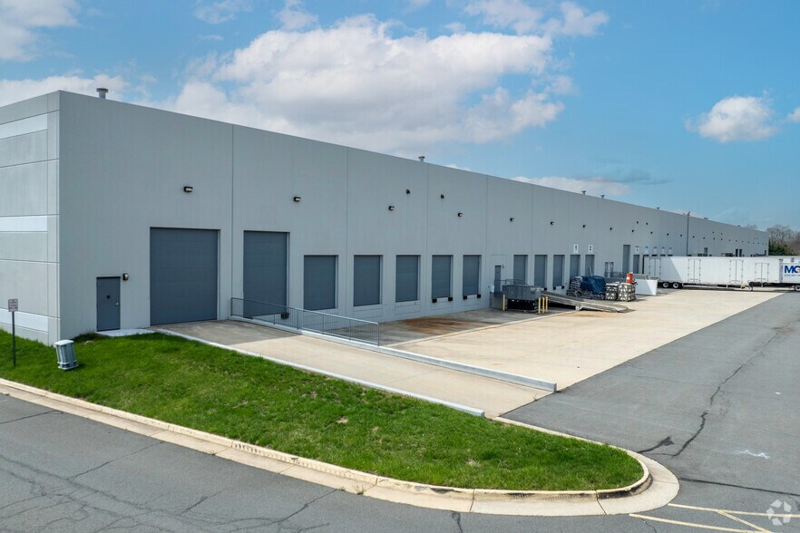 More Photos Of 3931 Avion Park Ct, Chantilly Warehouse For Lease