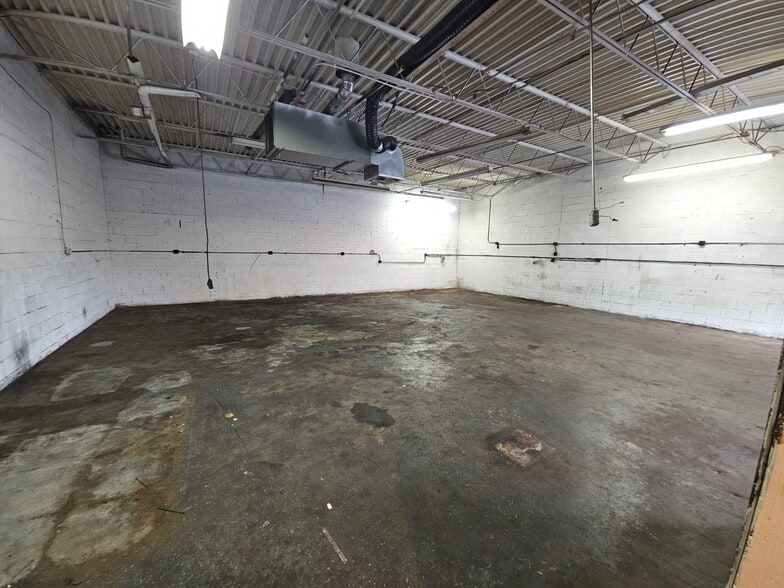 More Photos Of 195-203 N Fehr Way, Bay Shore Warehouse For Lease