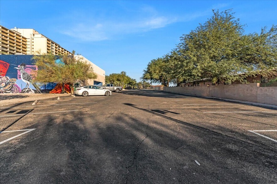 More Photos Of 1401 N Bailey Ln, Tucson Showroom For Sale