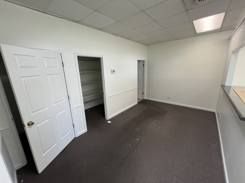 More Photos Of 6400-6406 E Brainerd Rd, Chattanooga Office For Lease