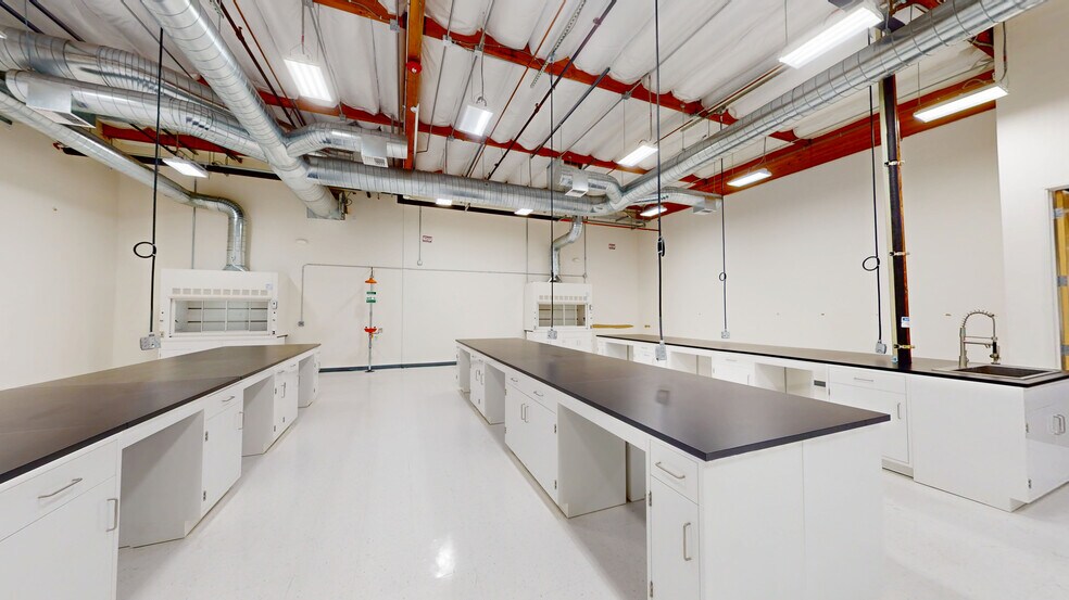 More Photos Of 2569 Wyandotte St, Mountain View Flex For Sale