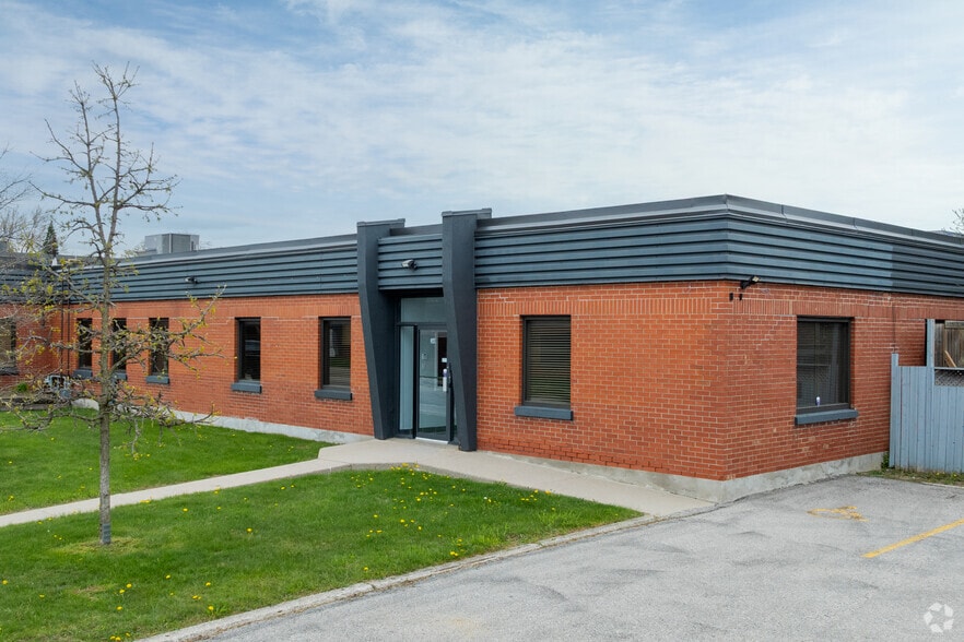 More Photos Of 340-390 Saskatoon St, London Showroom For Lease