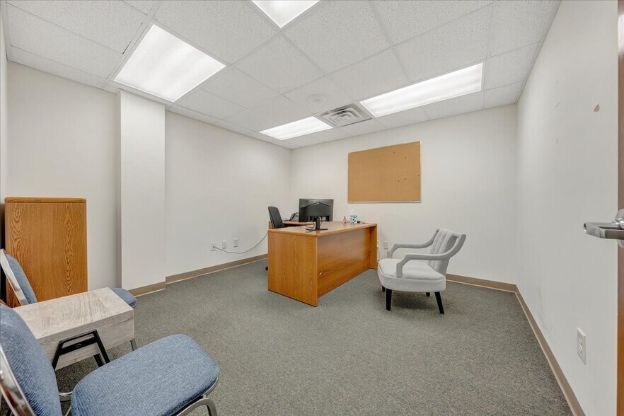 More Photos Of 2408 Electric Rd, Roanoke Medical For Lease