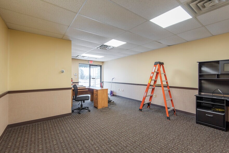 More Photos Of 19 Davidson Ln, New Castle Warehouse For Lease