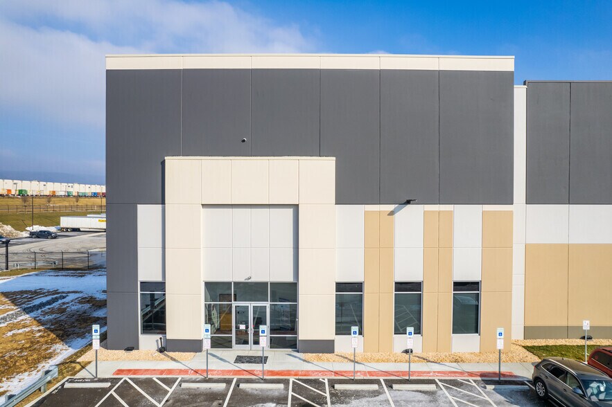 More Photos Of 20 Martha Dr, Bethel Warehouse For Lease