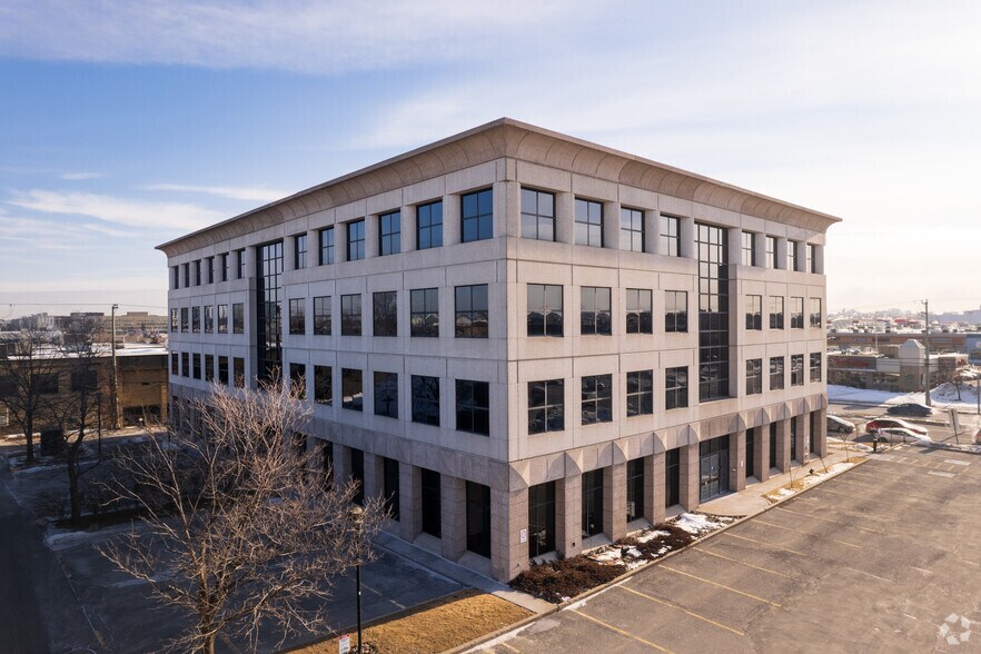 More Photos Of 3773-3777 Boul De La Côte-Vertu, Montréal Office For Lease