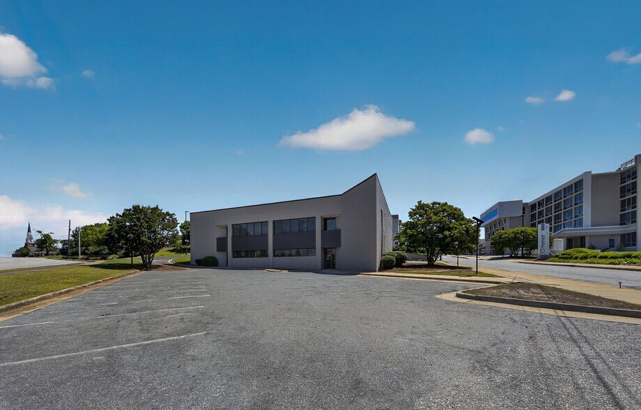 More Photos Of 615 19th St, Columbus Medical For Lease
